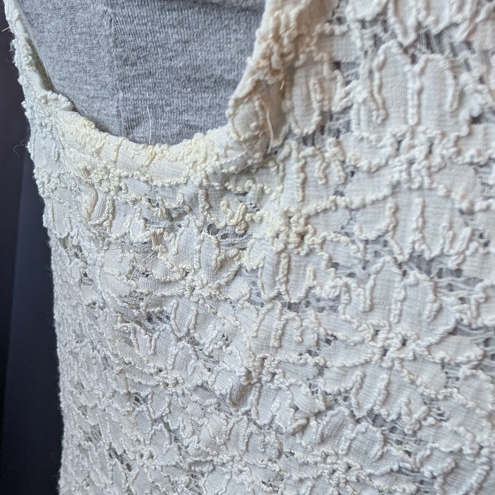 Fitted Cream Tank Top with Embellished Texture - Picture 3 of 6